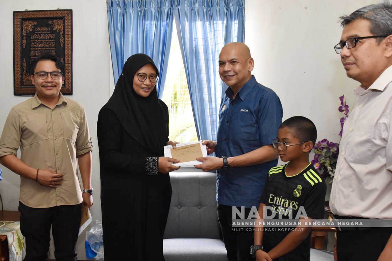 Sesi Penyerahan Bantuan Khas Elmina kepada mangsa nahas pesawat N28JV yang terhempas di Elmina 8, Seksyen U16, Shah Alam, Selangor Darul Ehsan